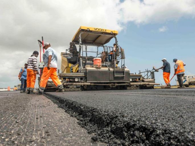 Road work in the state stops due to shutdown of the coal tar companies | डांबर कंपन्यांच्या शटडाऊनमुळे राज्यातील रस्ते बांधकामाला ब्रेक Road work in the state stops due to shutdown of the coal tar companies | डांबर कंपन्यांच्या शटडाऊनमुळे राज्यातील रस्ते बांधकामाला ब्रेक