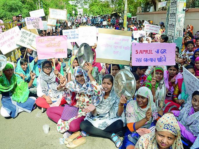 Nagpur: Do not want money, give food! Tribal students' resentment | नागपूर: पैसे नकोत, भोजन द्या ! आदिवासी विद्यार्थ्यांचा आक्रोश Nagpur: Do not want money, give food! Tribal students' resentment | नागपूर: पैसे नकोत, भोजन द्या ! आदिवासी विद्यार्थ्यांचा आक्रोश