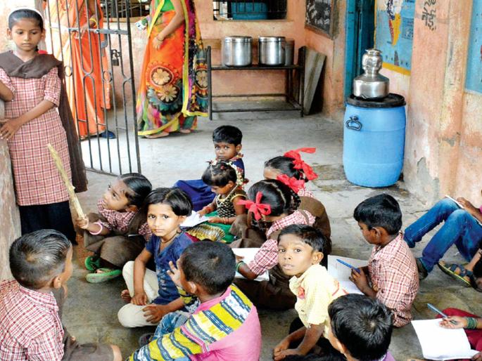 Two thousand students left school in a year? | एका वर्षात दोन हजार विद्यार्थ्यांनी सोडली शाळा? Two thousand students left school in a year? | एका वर्षात दोन हजार विद्यार्थ्यांनी सोडली शाळा?