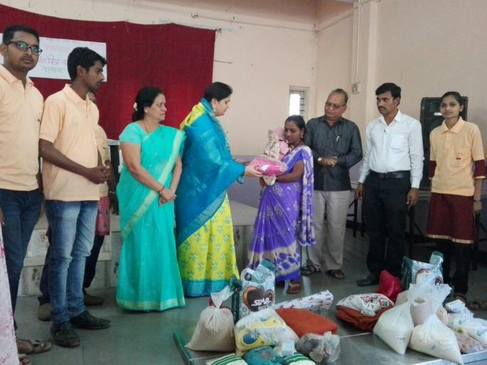 Kolhapur: With the help of 'Anantad' for the benefit of the Lekhi, the distribution of the children by the Intranad Foundation | कोल्हापूर : लेकीच्या स्वागतासाठी ‘अंतर्नाद’ची साथ, अंतर्नाद फाउंडेशनतर्फे बाळंत विड्याचे वाटप Kolhapur: With the help of 'Anantad' for the benefit of the Lekhi, the distribution of the children by the Intranad Foundation | कोल्हापूर : लेकीच्या स्वागतासाठी ‘अंतर्नाद’ची साथ, अंतर्नाद फाउंडेशनतर्फे बाळंत विड्याचे वाटप
