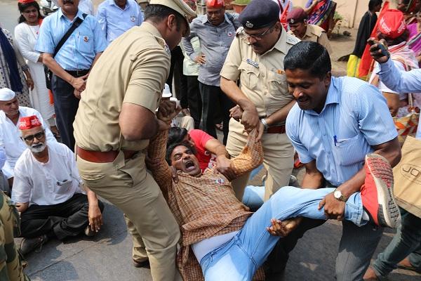 Modi, Fadnavis should resign: Uma Pansare, Jail Bharo movement | मोदी, फडणवीस यांनी राजीनामा द्यावा : उमा पानसरे, जेल भरो आंदोलन Modi, Fadnavis should resign: Uma Pansare, Jail Bharo movement | मोदी, फडणवीस यांनी राजीनामा द्यावा : उमा पानसरे, जेल भरो आंदोलन