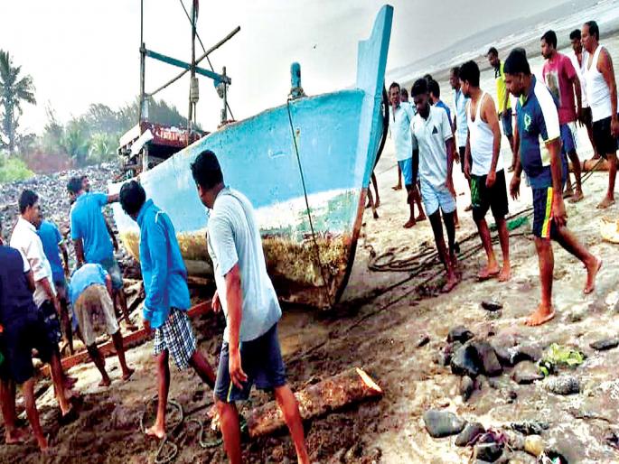 Storm of the storm, stuck with the fisherman boat safely | वादळाचा प्रताप, अडकलेली मच्छीमार बोट सुखरूप आणली
