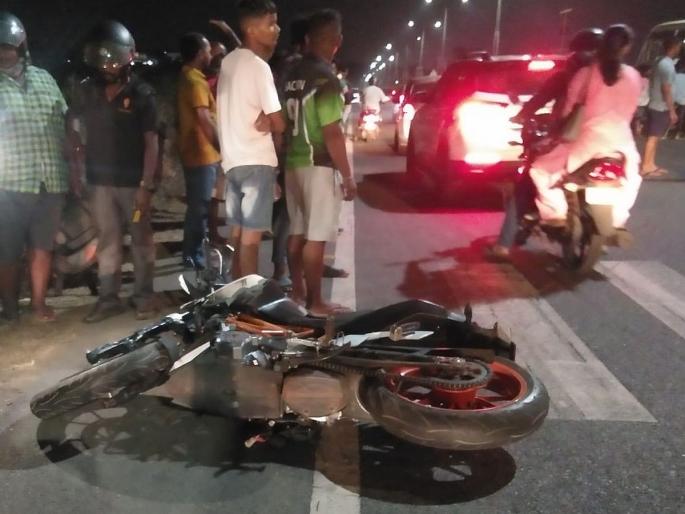 Accident on Sakwal highway, two youths die on the spot; One woman was injured | साकवाळ महामार्गावर अपघात, दोन तरुणांचा जागीच मृत्यू; एक महिला जखमी Accident on Sakwal highway, two youths die on the spot; One woman was injured | साकवाळ महामार्गावर अपघात, दोन तरुणांचा जागीच मृत्यू; एक महिला जखमी