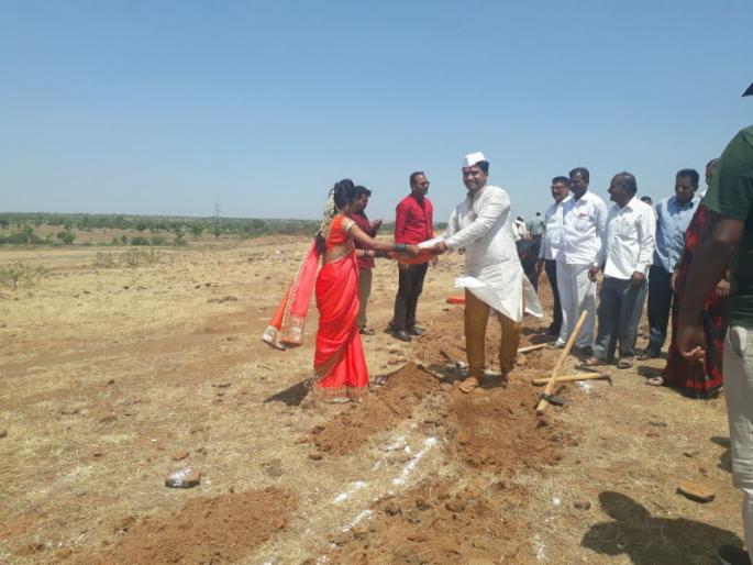 Beginning of new life after marrige by couple : participation in the water foundation venture | नवदांपत्याच्या सहजीवनाची सुरुवात श्रमदानातून : पानी फाउंडेशन उपक्रमात सहभाग Beginning of new life after marrige by couple : participation in the water foundation venture | नवदांपत्याच्या सहजीवनाची सुरुवात श्रमदानातून : पानी फाउंडेशन उपक्रमात सहभाग