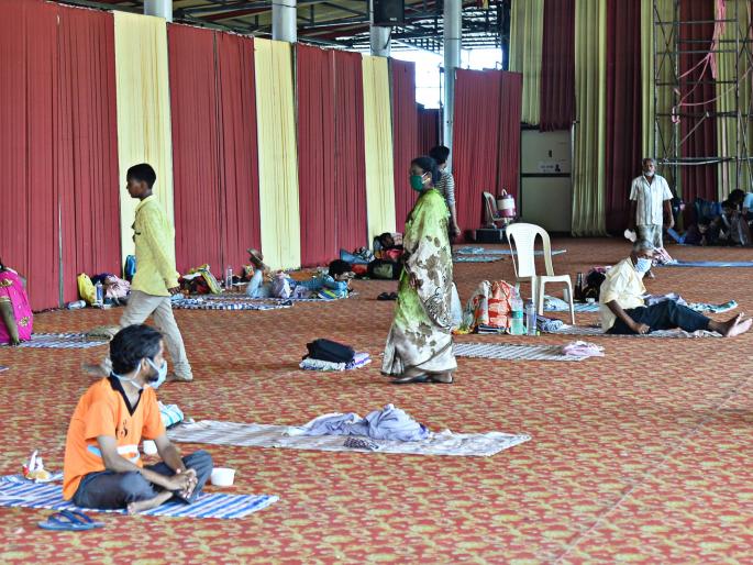 CoronaVirus Lockdown: Beneficiaries satisfied with shelter facilities | CoronaVirus Lockdown : निवारा केंद्रातील सुविधांवर लाभार्थी समाधानी CoronaVirus Lockdown: Beneficiaries satisfied with shelter facilities | CoronaVirus Lockdown : निवारा केंद्रातील सुविधांवर लाभार्थी समाधानी