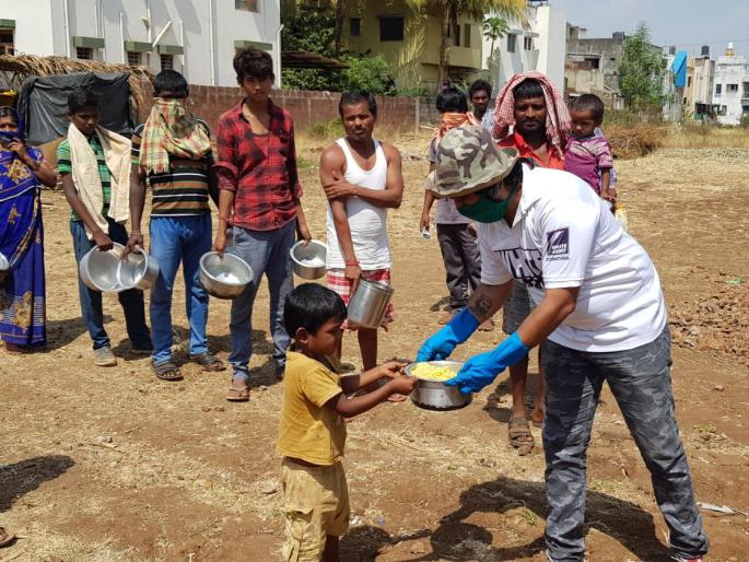 CoronaVirus Lockdown: 'White Army' flooded millions of people | CoronaVirus Lockdown : ‘व्हाईट आर्मी’ने भरवला पाऊण लाख लोकांना घास CoronaVirus Lockdown: 'White Army' flooded millions of people | CoronaVirus Lockdown : ‘व्हाईट आर्मी’ने भरवला पाऊण लाख लोकांना घास