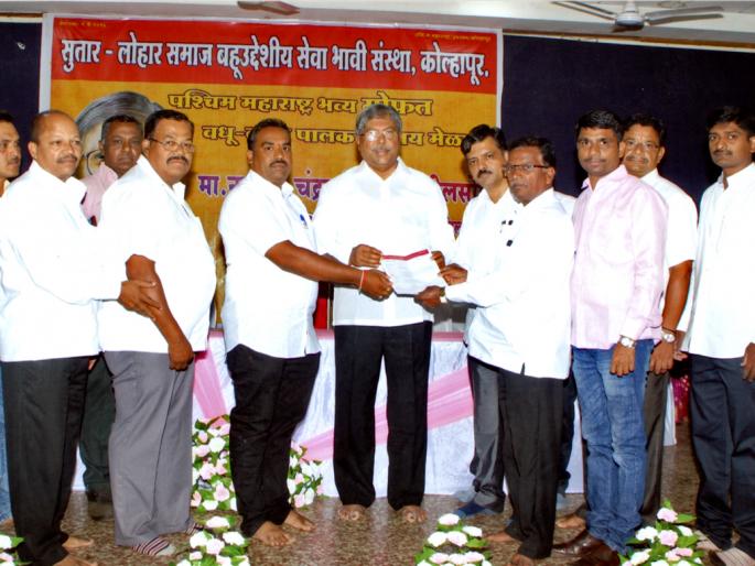 Kolhapur: Artisan Development Corporation for Sutar-Lohar Samaj: Chandrakant Patil: Sutar-Lohar Samaj on the Bride-Fairs | कोल्हापूर : सुतार-लोहार समाजासाठी कारागीर विकास महामंडळ : चंद्रकांत पाटील Kolhapur: Artisan Development Corporation for Sutar-Lohar Samaj: Chandrakant Patil: Sutar-Lohar Samaj on the Bride-Fairs | कोल्हापूर : सुतार-लोहार समाजासाठी कारागीर विकास महामंडळ : चंद्रकांत पाटील