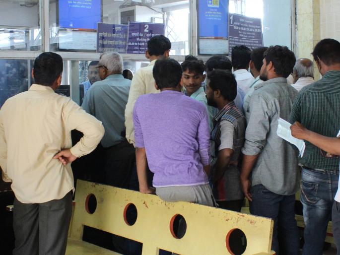 Kolhapur: In the Ain Season, the reservation window closes in the railway stations, big passenger of passenger | कोल्हापूर : ऐन हंगामात रेल्वेस्थानकांतील आरक्षण खिडकी बंद, प्रवाशाच्या मोठ्या रांगा Kolhapur: In the Ain Season, the reservation window closes in the railway stations, big passenger of passenger | कोल्हापूर : ऐन हंगामात रेल्वेस्थानकांतील आरक्षण खिडकी बंद, प्रवाशाच्या मोठ्या रांगा