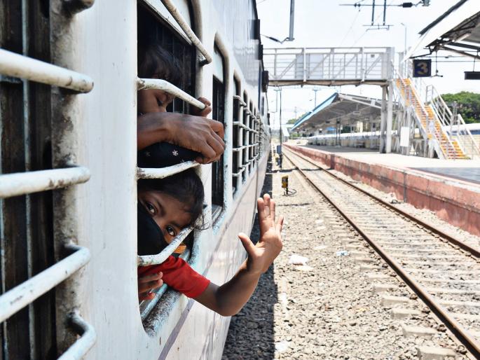 CoronaVirus Lockdown: Special train from Kolhapur to Jharkhand | CoronaVirus Lockdown : कोल्हापुरातून विशेष रेल्वेने श्रमिक झारखंडकडे रवाना CoronaVirus Lockdown: Special train from Kolhapur to Jharkhand | CoronaVirus Lockdown : कोल्हापुरातून विशेष रेल्वेने श्रमिक झारखंडकडे रवाना