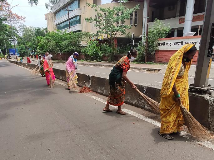 Drug spraying in Kolhapur on the background of corona | कोरोनाच्या पार्श्वभूमीवर कोल्हापुरात औषध फवारणी Drug spraying in Kolhapur on the background of corona | कोरोनाच्या पार्श्वभूमीवर कोल्हापुरात औषध फवारणी