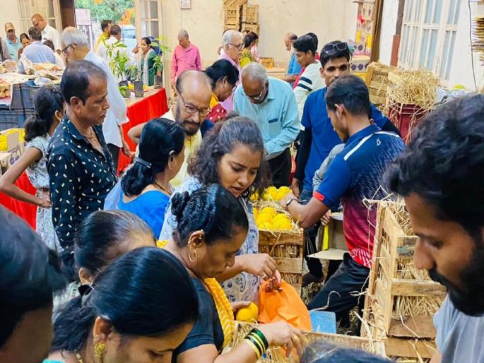 14 lakh turnover in two days in Mango Festival kolhapur | आंबा महोत्सवात दोन दिवसांत १४ लाखांची उलाढाल, कोल्हापूकरांनी चार हजार डझन आंबे केले फस्त  14 lakh turnover in two days in Mango Festival kolhapur | आंबा महोत्सवात दोन दिवसांत १४ लाखांची उलाढाल, कोल्हापूकरांनी चार हजार डझन आंबे केले फस्त