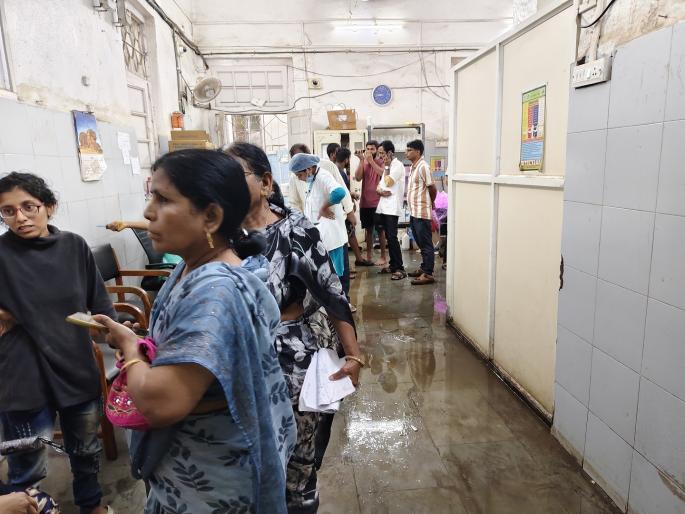 The accident department of CPR Hospital is in a state of disarray, the condition of the patients is critical | Kolhapur: सीपीआर रुग्णालयातील अपघात विभागात पाणीच पाणी, रुग्णांचे हाल