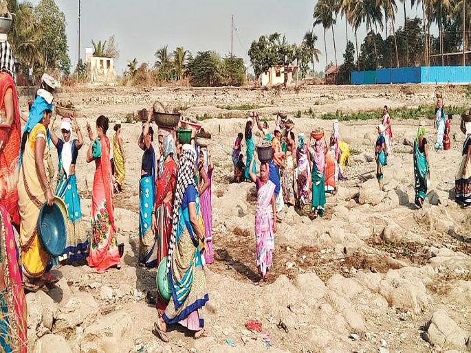 181 women removing mud from labor | श्रमदानातून १८१ महिला काढताहेत गाळ 181 women removing mud from labor | श्रमदानातून १८१ महिला काढताहेत गाळ