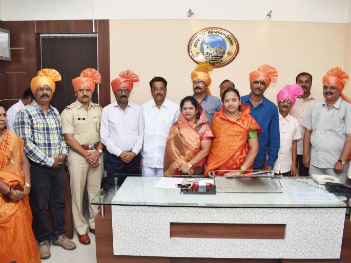Kolhapur Municipal Corporation honors police officers and employees | कोल्हापूर महापालिकेतर्फे पोलिस अधिकारी, कर्मचाऱ्यांचा सत्कार Kolhapur Municipal Corporation honors police officers and employees | कोल्हापूर महापालिकेतर्फे पोलिस अधिकारी, कर्मचाऱ्यांचा सत्कार