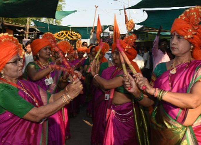 Drums, pancakes procession in front of the cards | ढोल, ताशांच्या निनादात पालखी मिरवणूक 