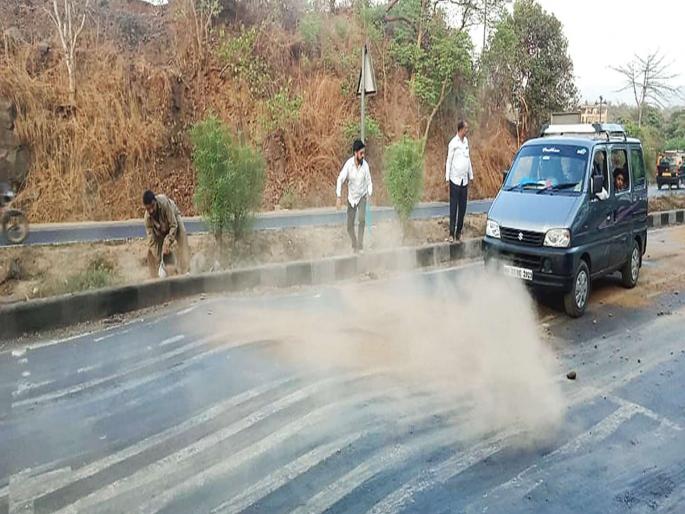 Due to oil injuries, two-wheelers collapsed | दांडफाटाजवळ ऑइलमुळे अपघात, दुचाकी घसरली Due to oil injuries, two-wheelers collapsed | दांडफाटाजवळ ऑइलमुळे अपघात, दुचाकी घसरली
