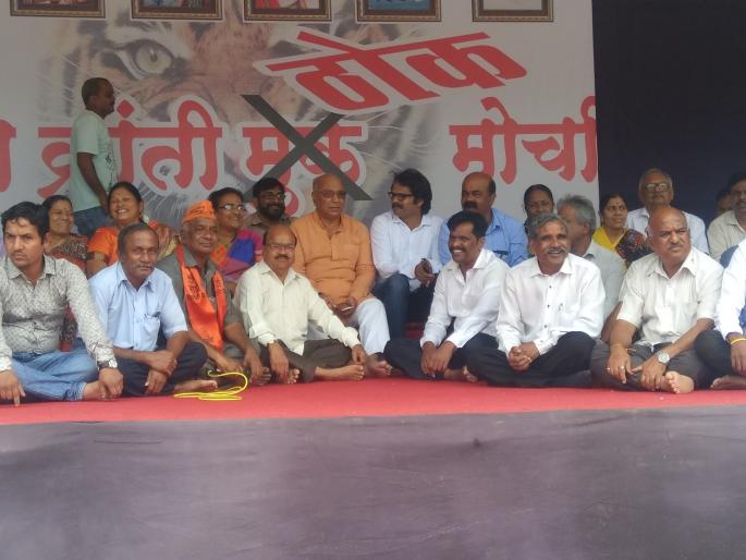 Kolhapur: Pooja of Shaheed Kaustubh Rane's Asthalsha in Dasara Chowk | कोल्हापूर : दसरा चौकात शहीद कौस्तुभ राणे यांच्या अस्थिकलशाचे पूजन Kolhapur: Pooja of Shaheed Kaustubh Rane's Asthalsha in Dasara Chowk | कोल्हापूर : दसरा चौकात शहीद कौस्तुभ राणे यांच्या अस्थिकलशाचे पूजन