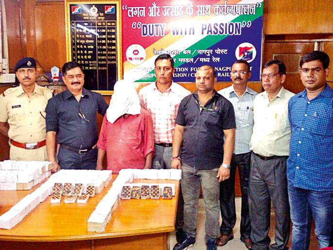 440 packets of explosives seized in Lucknow-Chennai Express | लखनौ-चेन्नई एक्स्प्रेसमध्ये स्फोटकांचे ४४० पॅकेट जप्त  440 packets of explosives seized in Lucknow-Chennai Express | लखनौ-चेन्नई एक्स्प्रेसमध्ये स्फोटकांचे ४४० पॅकेट जप्त