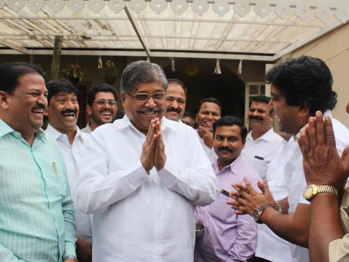 Kolhapur: Dad helped, BJP mayor | कोल्हापूर : दादांनी मदत केलीय,भाजपचा महापौर करा Kolhapur: Dad helped, BJP mayor | कोल्हापूर : दादांनी मदत केलीय,भाजपचा महापौर करा