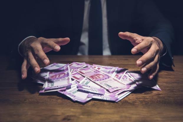 Seven and a half million lost for expensive gifts | महागड्या भेटवस्तूसाठी गमावले साडेसहा लाख Seven and a half million lost for expensive gifts | महागड्या भेटवस्तूसाठी गमावले साडेसहा लाख