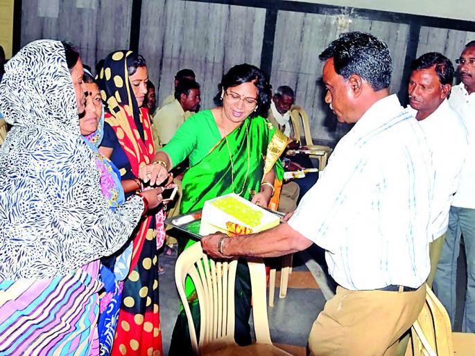 Mayor of Diwali with cleanliness staff | स्वच्छता कर्मचाºयांसोबत महापौरांची दिवाळी