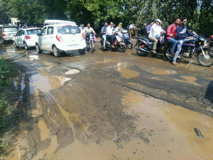 Kolhapur: The leak to the water channel of Phulewadi, Nakanyaji | कोल्हापूर :  फुलेवाडी जकात नाक्यानजीक जलवाहिनीला गळती