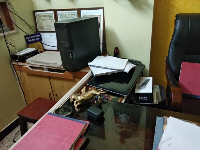 Demolition of the hospital by the director of the district bank | जिल्हा बँकेच्या संचालिकेकडून हॉस्पिटलची तोडफोड