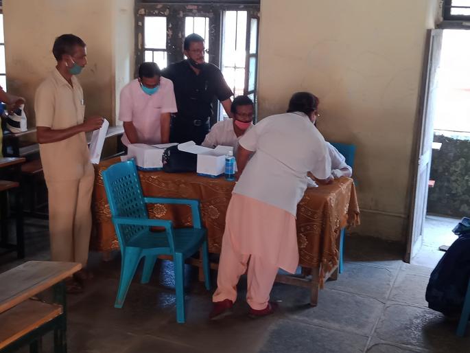 Corona report negative: 772 teachers in the district relieved | कोरोना अहवाल निगेटिव्ह :जिल्ह्यातील ७७२ शिक्षकांना दिलासा Corona report negative: 772 teachers in the district relieved | कोरोना अहवाल निगेटिव्ह :जिल्ह्यातील ७७२ शिक्षकांना दिलासा