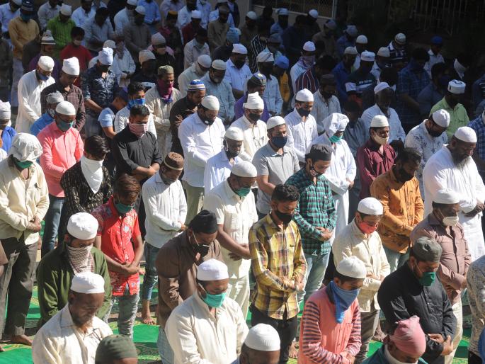 corona virus: recitation of community prayers using a mask | corona virus : मास्क वापरून झाले सामुदायिक नमाज पठण corona virus: recitation of community prayers using a mask | corona virus : मास्क वापरून झाले सामुदायिक नमाज पठण