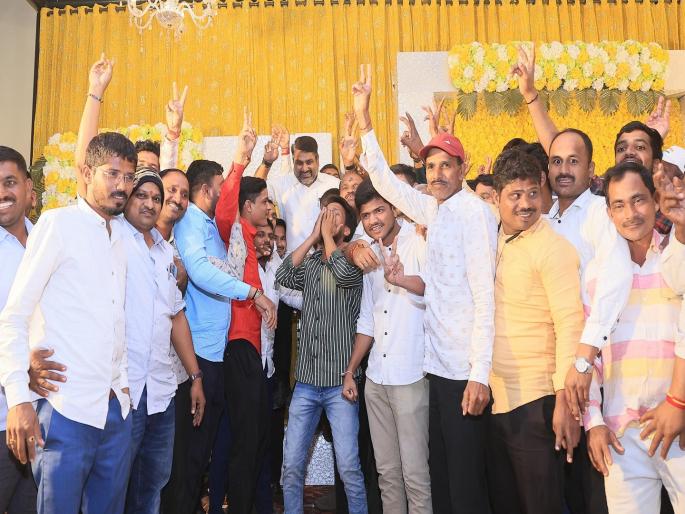 After the voting, the Congress workers carried MLA Rituraj Patil on their shoulders and cheered the North candidate Rajesh Latkar by throwing gulal before the result | लाटकरांना गुलाल, ऋतुराज पाटील खांद्यावर; मतदानानंतर दक्षिण, उत्तरमधील कार्यकर्त्यांचा जोश  After the voting, the Congress workers carried MLA Rituraj Patil on their shoulders and cheered the North candidate Rajesh Latkar by throwing gulal before the result | लाटकरांना गुलाल, ऋतुराज पाटील खांद्यावर; मतदानानंतर दक्षिण, उत्तरमधील कार्यकर्त्यांचा जोश