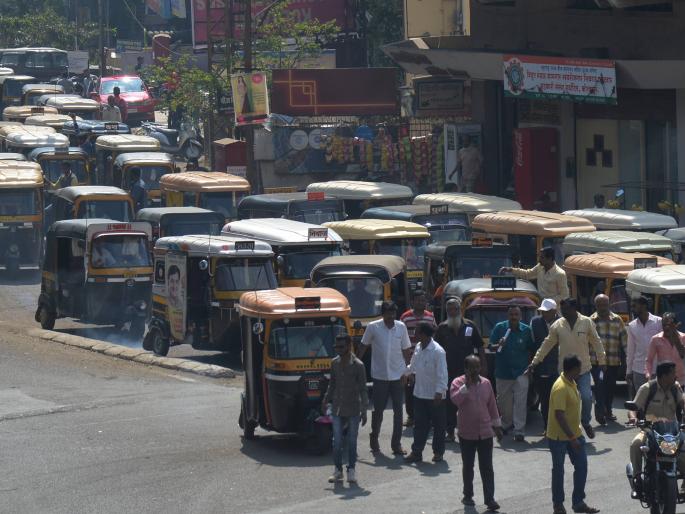 Three Asani Rickshaw Professionals pulled out a march in Kolhapur | तीन आसनी रिक्षा व्यावसायिकांनी कोल्हापूरामध्ये मोर्चा काढून दिली धडक
