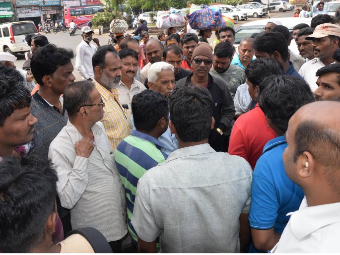 Stress, removal of vehicles on 'CBS' | ‘सीबीएस’वर हातगाड्या हटविताना तणाव, जोरदार खडाजंगी Stress, removal of vehicles on 'CBS' | ‘सीबीएस’वर हातगाड्या हटविताना तणाव, जोरदार खडाजंगी