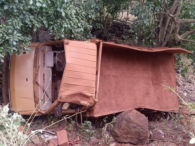 Three workers were killed on the spot when the bird transported the tempo | चिऱ्याची वाहतूक करणारा टेम्पो उलटून तीन कामगार जागीच ठार Three workers were killed on the spot when the bird transported the tempo | चिऱ्याची वाहतूक करणारा टेम्पो उलटून तीन कामगार जागीच ठार