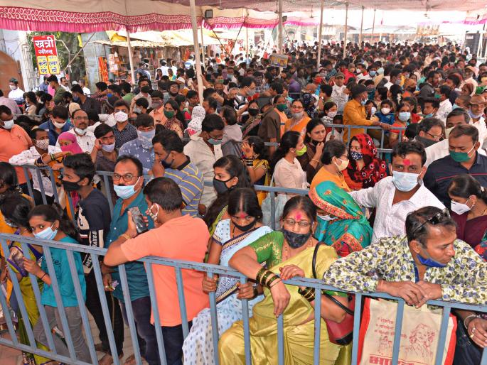Ambabai's entrance opened on the first day of the new year; Queues for darshan | नववर्षाच्या पहिल्या दिवशी उघडले अंबाबाईचे महाद्वार; दर्शनासाठी रांगा Ambabai's entrance opened on the first day of the new year; Queues for darshan | नववर्षाच्या पहिल्या दिवशी उघडले अंबाबाईचे महाद्वार; दर्शनासाठी रांगा