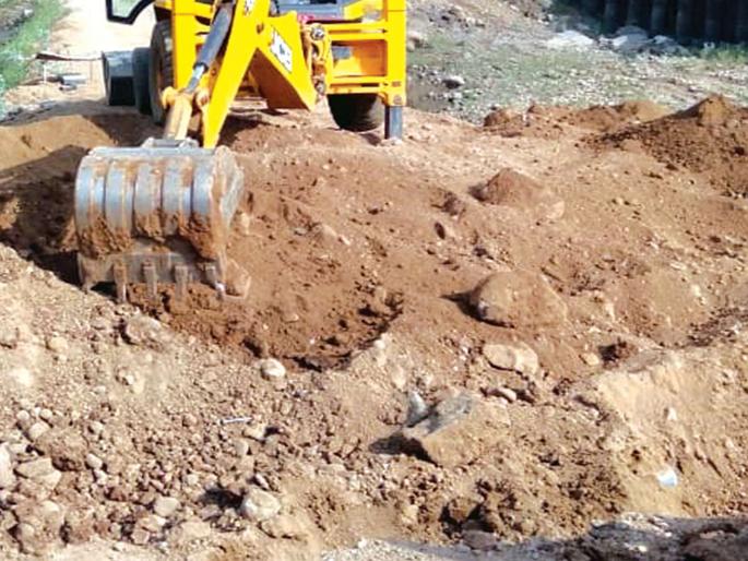 The residents of the farmhouse for the former minister's farmhouse were killed | माजी मंत्र्यांच्या फार्महाउससाठी घातलेला बांध ग्रामस्थांनी पाडला The residents of the farmhouse for the former minister's farmhouse were killed | माजी मंत्र्यांच्या फार्महाउससाठी घातलेला बांध ग्रामस्थांनी पाडला