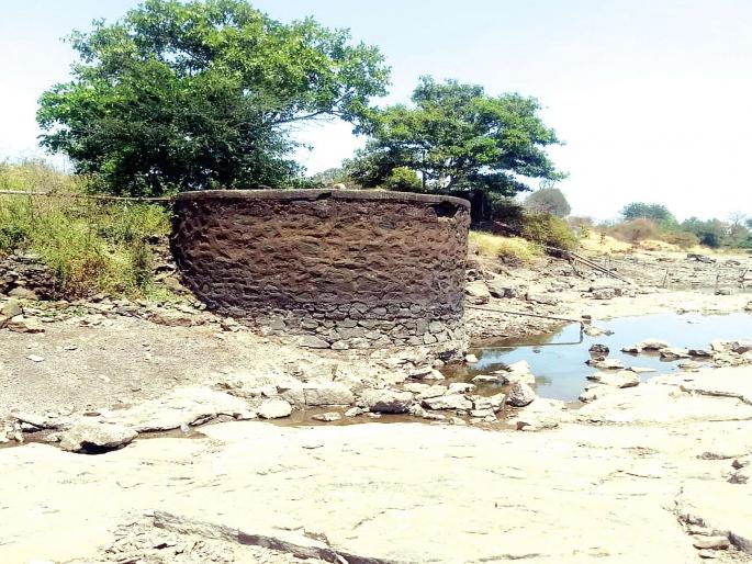 Water dispute in Bhiwandi taluka, the villagers held the authorities | भिवंडी तालुक्यात पाणीप्रश्न पेटला, ग्रामस्थांनी अधिकाऱ्यांना धारेवर धरले Water dispute in Bhiwandi taluka, the villagers held the authorities | भिवंडी तालुक्यात पाणीप्रश्न पेटला, ग्रामस्थांनी अधिकाऱ्यांना धारेवर धरले