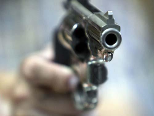 Firing from a wooden revolver over a property dispute; Both brothers were injured | संपत्तीच्या वादातून काष्टीत  रिव्हॉल्व्हरमधून गोळीबार; दोघे भाऊ जखमी 