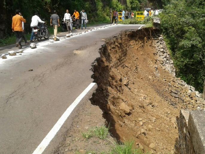 Due to the dense deficit, the flowers of Kas plateau are rarer indefinitely! | खचलेल्या घाटामुळे कास पठाराची फुलं अनिश्चित काळापर्यंत दुर्मिळ ! Due to the dense deficit, the flowers of Kas plateau are rarer indefinitely! | खचलेल्या घाटामुळे कास पठाराची फुलं अनिश्चित काळापर्यंत दुर्मिळ !