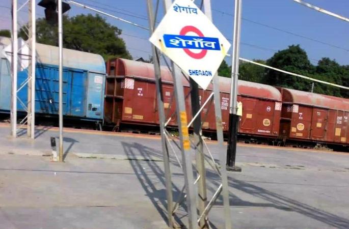 Two trains stop at Shegaon | दोन रेल्वेगाड्यांना मिळाला शेगावचा थांबा Two trains stop at Shegaon | दोन रेल्वेगाड्यांना मिळाला शेगावचा थांबा