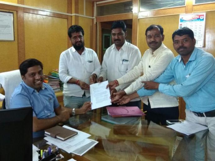 The farmers of the productive group were shocked at the District Collectorate! | उत्पादक गटाचे शेतकरी धडकले वाशिम जिल्हाधिकारी कार्यालयावर ! The farmers of the productive group were shocked at the District Collectorate! | उत्पादक गटाचे शेतकरी धडकले वाशिम जिल्हाधिकारी कार्यालयावर !