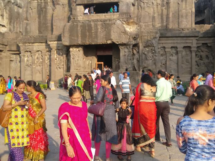 The crowd of tourists in Aurangabad district | औरंगाबाद जिल्ह्यात पाहुण्यांची अलोट गर्दी The crowd of tourists in Aurangabad district | औरंगाबाद जिल्ह्यात पाहुण्यांची अलोट गर्दी