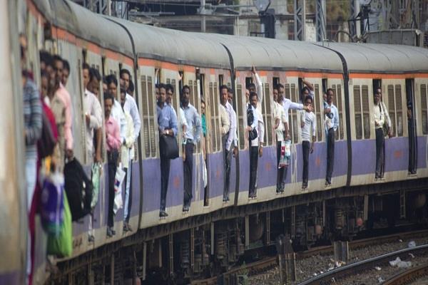 Megablock tomorrow on the Central, Harbor, Trans Harbor route; The slow train will run on the fastest route | मध्य, हार्बर, ट्रान्स हार्बर मार्गावर उद्या मेगाब्लॉक; धिम्या लोकल जलद मार्गावरून धावणार