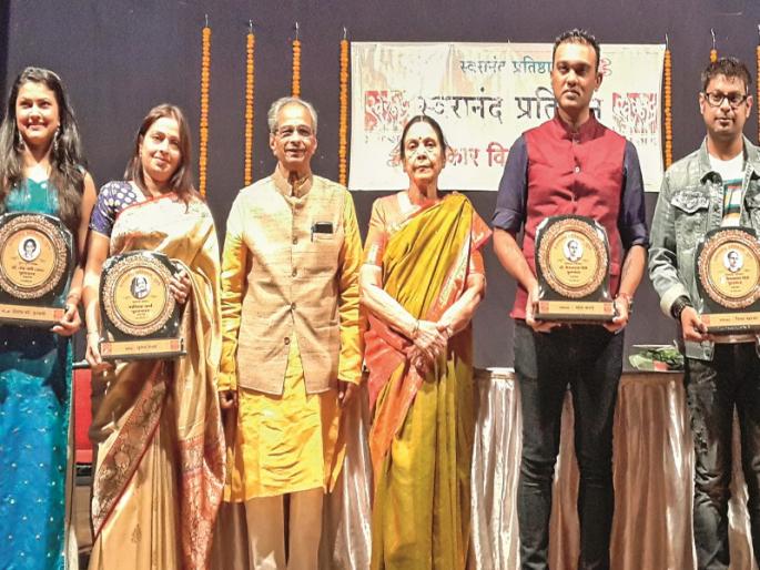Swaranand Pratishthan honored artists in Pune | संगीताच्या सुरातून ईश्वरी प्रसाद : निर्मला गोगटे; स्वरानंद प्रतिष्ठानतर्फे कलाकारांचा पुण्यात गौरव Swaranand Pratishthan honored artists in Pune | संगीताच्या सुरातून ईश्वरी प्रसाद : निर्मला गोगटे; स्वरानंद प्रतिष्ठानतर्फे कलाकारांचा पुण्यात गौरव