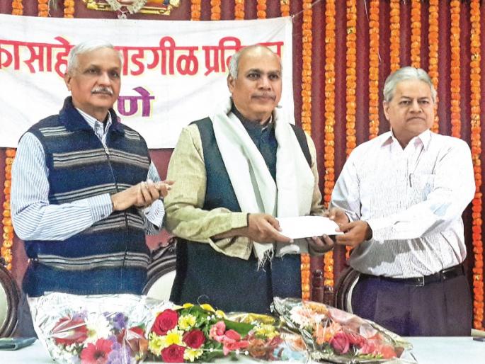 We are moving away from the principles of Constitution; Laxmikant Deshmukh's distress | संविधानाच्या तत्त्वापासून आपण दूर चाललो आहोत; लक्ष्मीकांत देशमुख यांची खंत We are moving away from the principles of Constitution; Laxmikant Deshmukh's distress | संविधानाच्या तत्त्वापासून आपण दूर चाललो आहोत; लक्ष्मीकांत देशमुख यांची खंत
