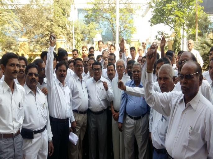 A day-long work stop movement of the lawyers of the Aurangabad District Court protesting the court's duty | न्यायालयीन शुल्कवाढीच्या निषेधार्थ औरंगाबाद जिल्हा न्यायालयातील वकिलांचे एक दिवसीय काम बंद आंदोलन A day-long work stop movement of the lawyers of the Aurangabad District Court protesting the court's duty | न्यायालयीन शुल्कवाढीच्या निषेधार्थ औरंगाबाद जिल्हा न्यायालयातील वकिलांचे एक दिवसीय काम बंद आंदोलन