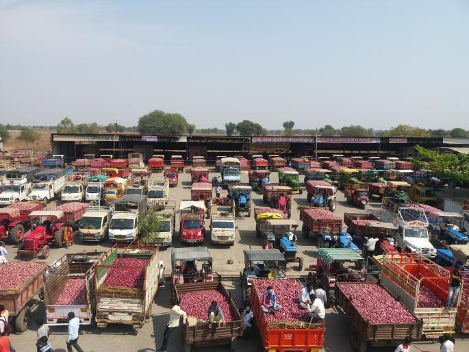 Stop the way by closing the onion auction | कांदा लिलाव बंद पाडून रास्ता रोको Stop the way by closing the onion auction | कांदा लिलाव बंद पाडून रास्ता रोको