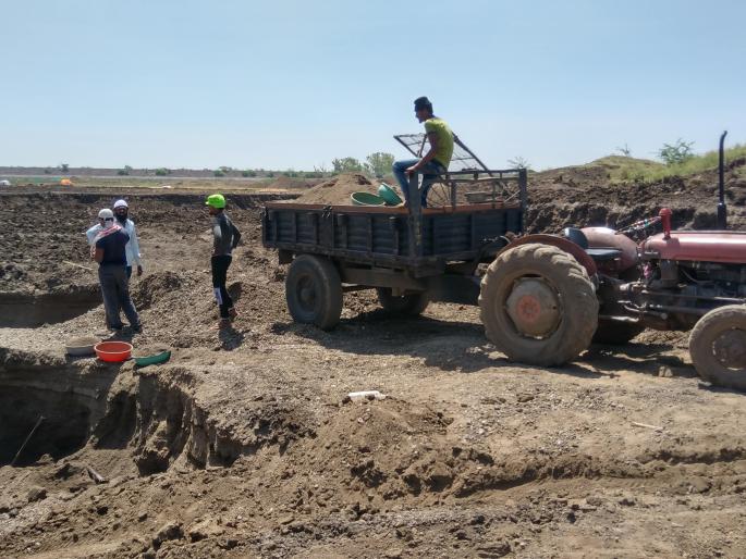 Sand smuggling from 'Girija' in the name of mud penny | गाळ उपशाच्या नावाखाली ‘गिरिजा’तून वाळू तस्करी Sand smuggling from 'Girija' in the name of mud penny | गाळ उपशाच्या नावाखाली ‘गिरिजा’तून वाळू तस्करी