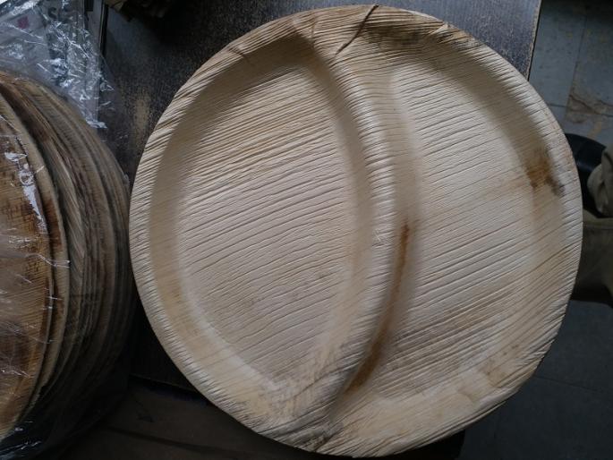 Now plates come in the market made of maize n betel leaf | आता मका, सुपारीच्या पानांच्या पत्रावळ्या बाजारात येणार Now plates come in the market made of maize n betel leaf | आता मका, सुपारीच्या पानांच्या पत्रावळ्या बाजारात येणार