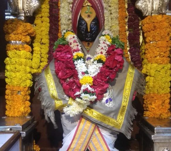 Wearing of warm clothes of Vitthal of Pandharpur | पंढरपूरच्या विठ्ठलाला उबदार कपड्याचा पोशाख