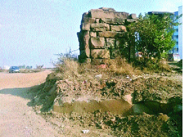 Vastu on the ancient highway on the path of demolition of a thousand years ago waterfall: the last thing in measuring the historical place in Shirwal; Anger in History Practices | एक हजार वर्षांपूर्वीची पाणपोई ढासळण्याच्या मार्गावर प्राचीन महामार्गावरील वास्तू : शिरवळमधील ऐतिहासिक ठेवा मोजतोय अखेरची घटका; इतिहासप्रेमींमधून नाराजी Vastu on the ancient highway on the path of demolition of a thousand years ago waterfall: the last thing in measuring the historical place in Shirwal; Anger in History Practices | एक हजार वर्षांपूर्वीची पाणपोई ढासळण्याच्या मार्गावर प्राचीन महामार्गावरील वास्तू : शिरवळमधील ऐतिहासिक ठेवा मोजतोय अखेरची घटका; इतिहासप्रेमींमधून नाराजी